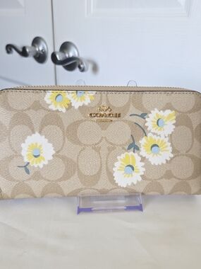 Coach Daisy Floral Signature Zip Wallet in Lt Khaki, White & Yellow